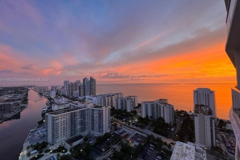 Снять в аренду кондоминиум в Холливуд, Флорида 2 спальни, 99.87м2, № 1958870 - фото 28