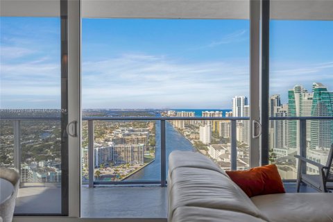 Снять в аренду кондоминиум в Холливуд, Флорида 2 спальни, 99.87м2, № 1958870 - фото 3