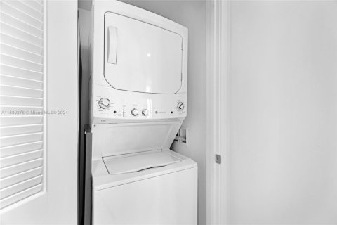 Снять в аренду кондоминиум в Холливуд, Флорида 2 спальни, 99.87м2, № 1958870 - фото 17