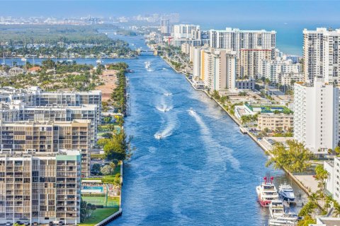 Снять в аренду кондоминиум в Холливуд, Флорида 2 спальни, 99.87м2, № 1958870 - фото 26