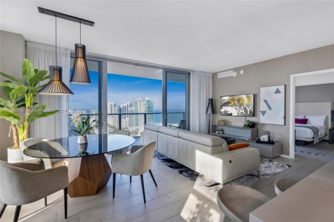 Снять в аренду кондоминиум в Холливуд, Флорида 2 спальни, 99.87м2, № 1958870 - фото 1