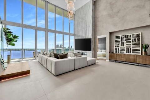 Condo in Miami, Florida, 3 bedrooms  № 1946368 - photo 2