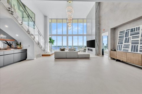 Condo in Miami, Florida, 3 bedrooms  № 1946368 - photo 1
