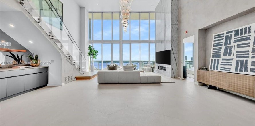 Condo in Miami, Florida, 3 bedrooms  № 1946368
