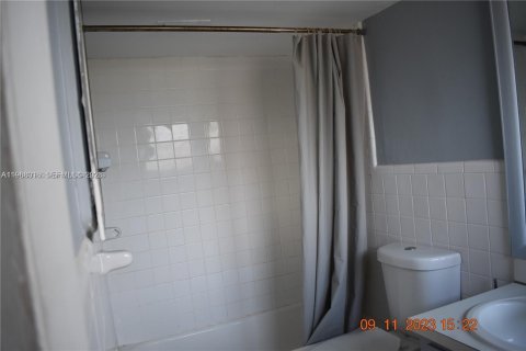Copropriété à louer à North Miami, Floride: 1 chambre, 100.33 m2 № 2029217 - photo 11