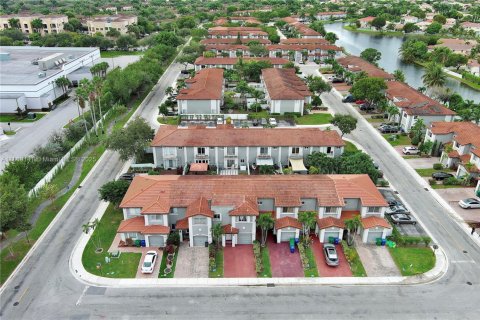 Townhouse in Miramar, Florida 4 bedrooms, 159.61 sq.m. № 1928097 - photo 1