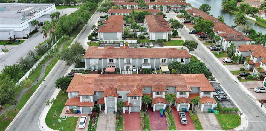 Townhouse in Miramar, Florida 4 bedrooms, 159.61 sq.m. № 1928097