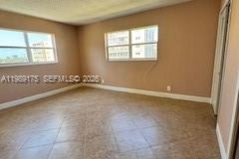 Condo in Hallandale Beach, Florida, 2 bedrooms № 2052020 - photo 5