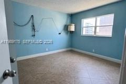 Condo in Hallandale Beach, Florida, 2 bedrooms № 2052020 - photo 11