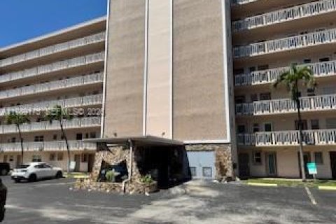 Condo in Hallandale Beach, Florida, 2 bedrooms № 2052020 - photo 1