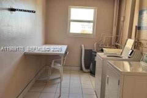 Condo in Hallandale Beach, Florida, 2 bedrooms № 2052020 - photo 17