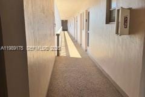 Condo in Hallandale Beach, Florida, 2 bedrooms № 2052020 - photo 16