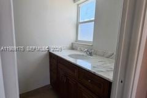 Condo in Hallandale Beach, Florida, 2 bedrooms № 2052020 - photo 12