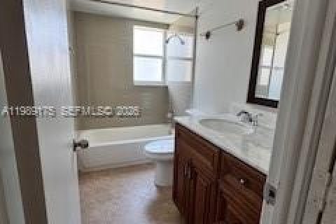 Condo in Hallandale Beach, Florida, 2 bedrooms № 2052020 - photo 14