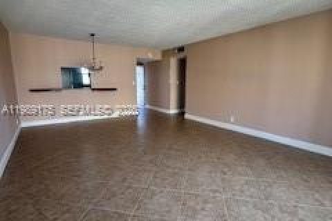 Condo in Hallandale Beach, Florida, 2 bedrooms № 2052020 - photo 8