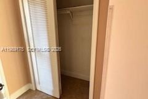 Condo in Hallandale Beach, Florida, 2 bedrooms № 2052020 - photo 10