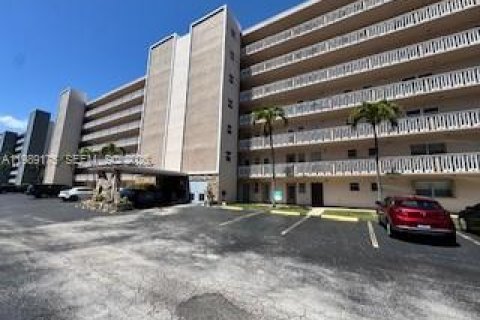 Condo in Hallandale Beach, Florida, 2 bedrooms № 2052020 - photo 18