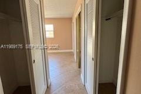 Condo in Hallandale Beach, Florida, 2 bedrooms № 2052020 - photo 9