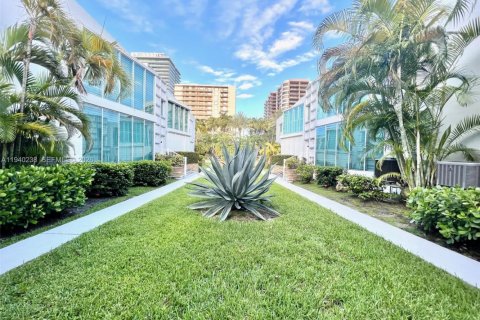 Снять в аренду кондоминиум в Бэл-Харбор, Флорида 1 спальня, 69.21м2, № 1997207 - фото 4