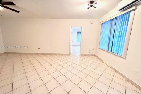 Снять в аренду кондоминиум в Бэл-Харбор, Флорида 1 спальня, 69.21м2, № 1997207 - фото 19