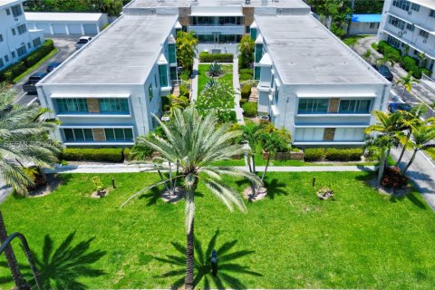 Снять в аренду кондоминиум в Бэл-Харбор, Флорида 1 спальня, 69.21м2, № 1997207 - фото 2