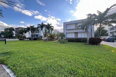 Снять в аренду кондоминиум в Бэл-Харбор, Флорида 1 спальня, 69.21м2, № 1997207 - фото 25