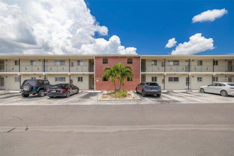 Condo in Saint Petersburg, Florida, 2 bedrooms  № 2199231