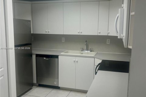 Townhouse in Hialeah, Florida 3 bedrooms, 113.34 sq.m. № 1999964 - photo 3