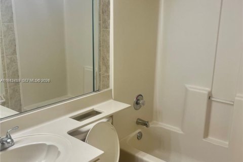 Townhouse in Hialeah, Florida 3 bedrooms, 113.34 sq.m. № 1999964 - photo 10