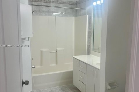 Townhouse in Hialeah, Florida 3 bedrooms, 113.34 sq.m. № 1999964 - photo 15