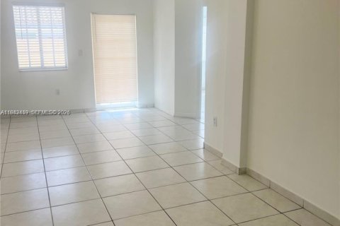 Townhouse in Hialeah, Florida 3 bedrooms, 113.34 sq.m. № 1999964 - photo 6