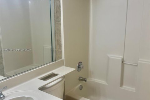 Townhouse in Hialeah, Florida 3 bedrooms, 113.34 sq.m. № 1999964 - photo 11