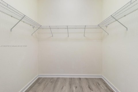 Casa en venta en Hialeah, Florida, 4 dormitorios, 260.13 m2 № 1889230 - foto 13