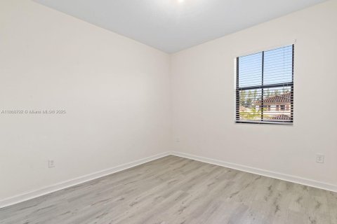 Casa en venta en Hialeah, Florida, 4 dormitorios, 260.13 m2 № 1889230 - foto 14