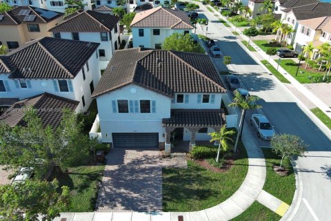 Casa en venta en Hialeah, Florida, 4 dormitorios, 260.13 m2 № 1889230 - foto 2