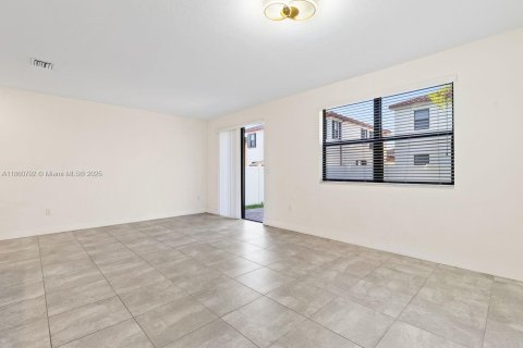 Casa en venta en Hialeah, Florida, 4 dormitorios, 260.13 m2 № 1889230 - foto 18