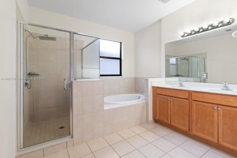 Casa en venta en Hialeah, Florida, 4 dormitorios, 260.13 m2 № 1889230 - foto 9