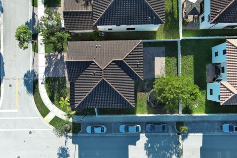 Casa en venta en Hialeah, Florida, 4 dormitorios, 260.13 m2 № 1889230 - foto 27