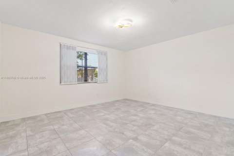 Casa en venta en Hialeah, Florida, 4 dormitorios, 260.13 m2 № 1889230 - foto 10