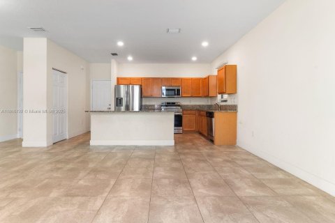Casa en venta en Hialeah, Florida, 4 dormitorios, 260.13 m2 № 1889230 - foto 4