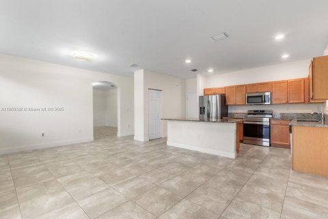 Casa en venta en Hialeah, Florida, 4 dormitorios, 260.13 m2 № 1889230 - foto 5