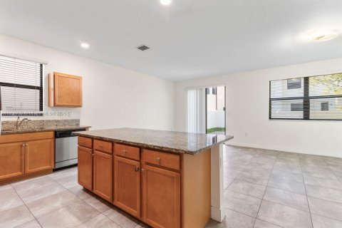 Casa en venta en Hialeah, Florida, 4 dormitorios, 260.13 m2 № 1889230 - foto 6