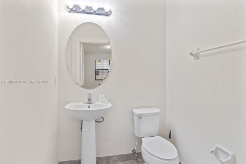 Casa en venta en Hialeah, Florida, 4 dormitorios, 260.13 m2 № 1889230 - foto 17