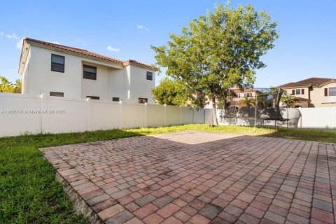 Casa en venta en Hialeah, Florida, 4 dormitorios, 260.13 m2 № 1889230 - foto 19
