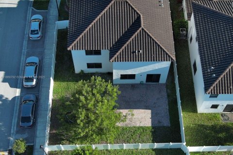 Casa en venta en Hialeah, Florida, 4 dormitorios, 260.13 m2 № 1889230 - foto 26