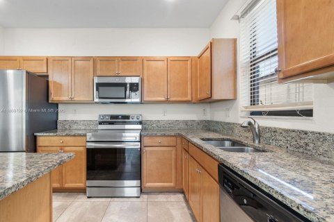 Casa en venta en Hialeah, Florida, 4 dormitorios, 260.13 m2 № 1889230 - foto 7