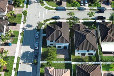 Casa en venta en Hialeah, Florida, 4 dormitorios, 260.13 m2 № 1889230 - foto 25