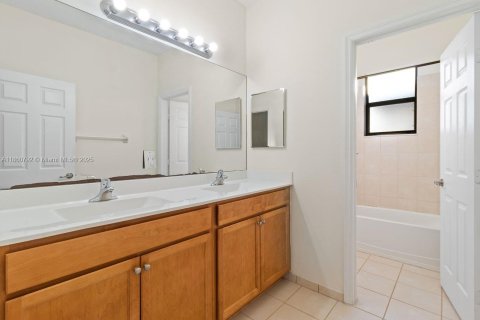 Casa en venta en Hialeah, Florida, 4 dormitorios, 260.13 m2 № 1889230 - foto 15