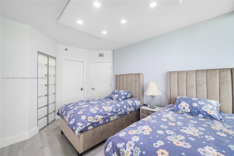 Condo in Surfside, Florida, 2 bedrooms  № 1790580 - photo 25