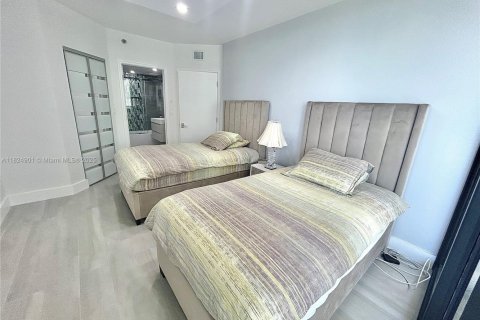 Condo in Surfside, Florida, 2 bedrooms  № 1790580 - photo 21
